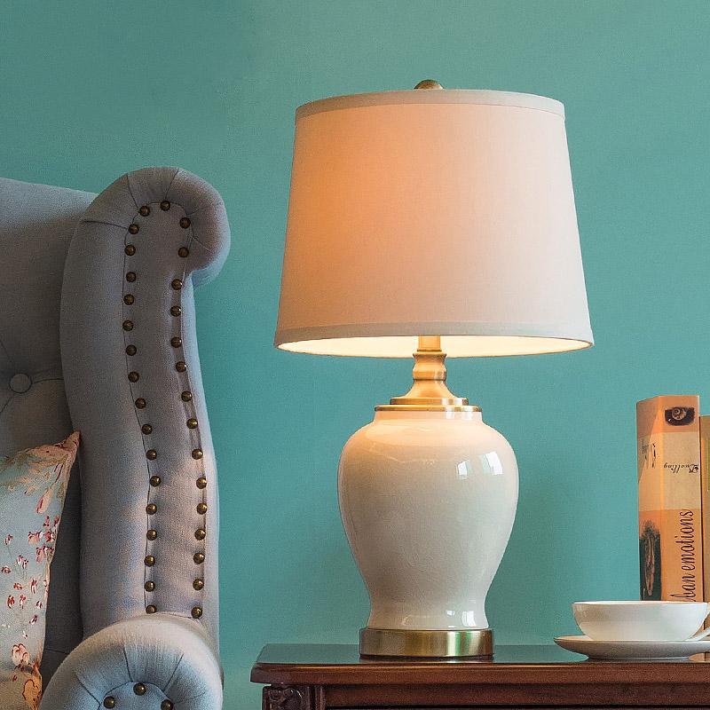 Petite lampe de table de chambre à coucher en céramique blanche de ferme