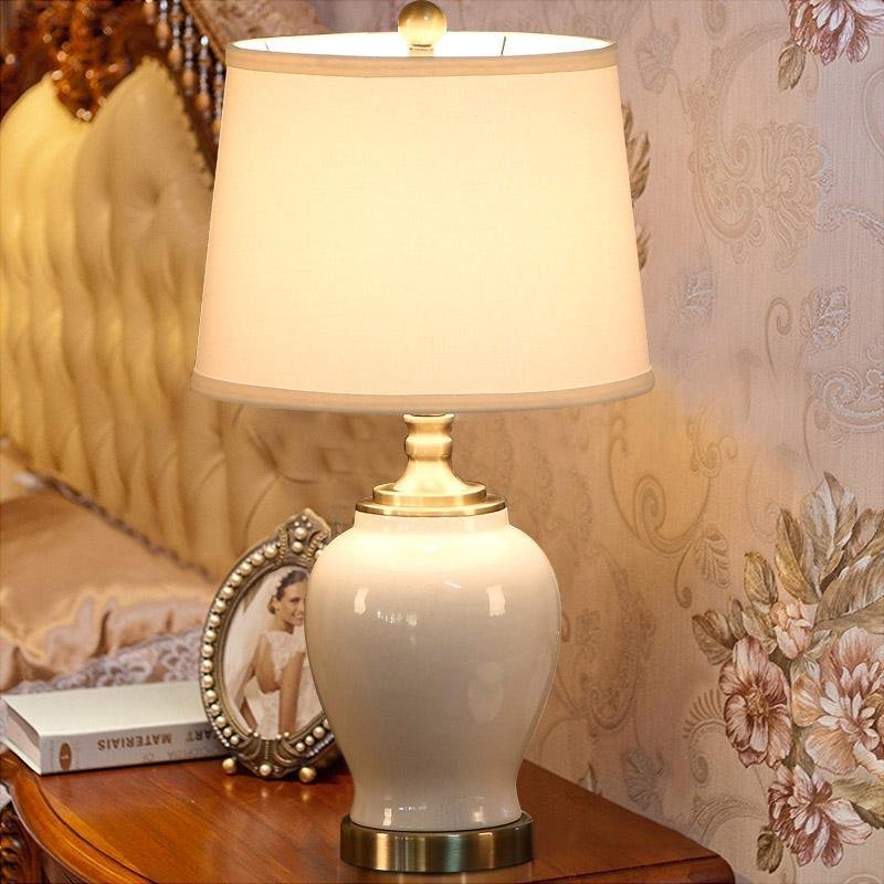 Petite lampe de table de chambre à coucher en céramique blanche de ferme