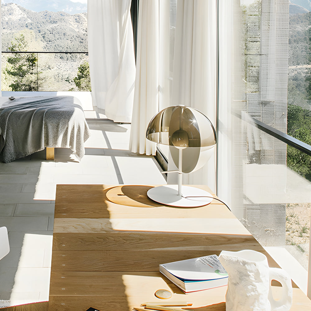 Lampe de table Theia avec demi-sphère verticale et abat-jour fumé horizontal