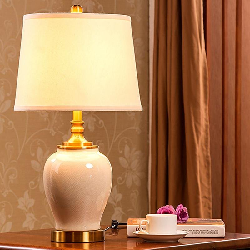 Petite lampe de table de chambre à coucher en céramique blanche de ferme