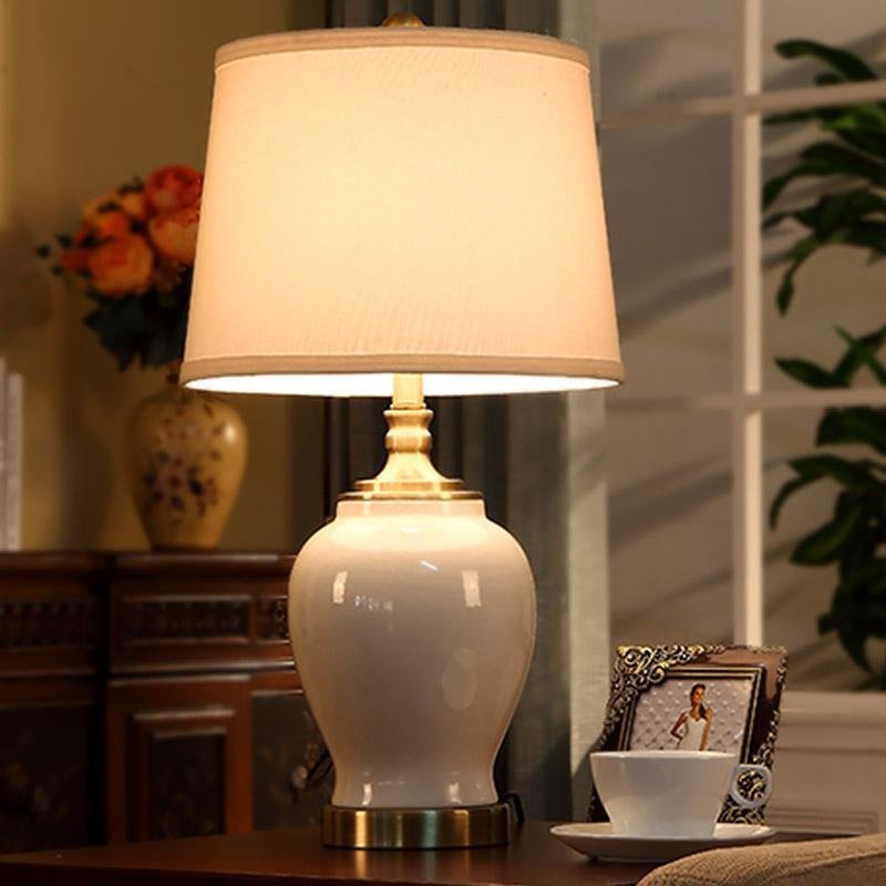 Petite lampe de table de chambre à coucher en céramique blanche de ferme