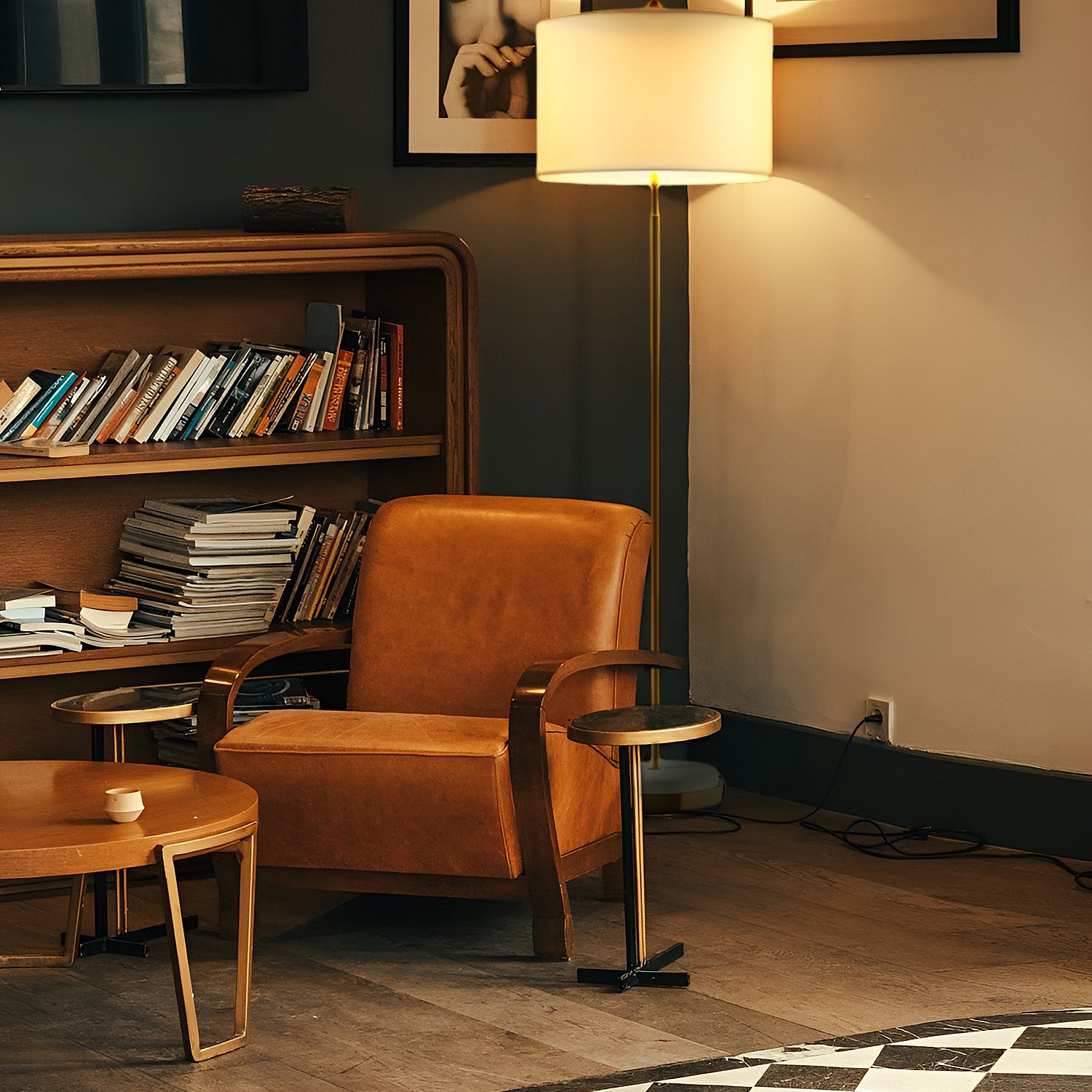 Moderne hohe Messing-Stehlampe mit Regalen