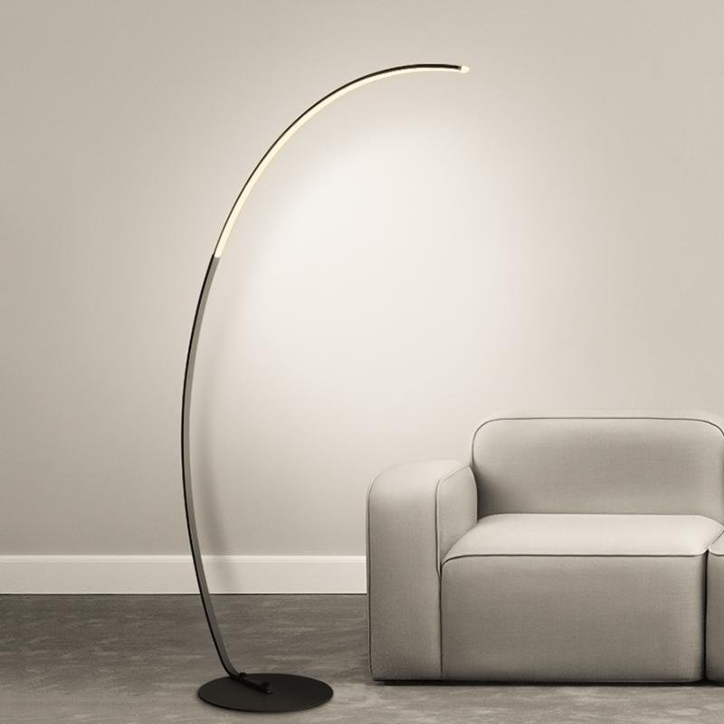 Moderne hohe schwarze Bogen-Stehlampe mit Fernbedienung
